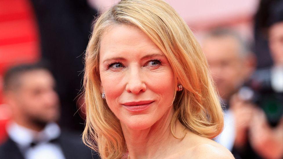 Cate Blanchett diz temer que a IA seja “incrivelmente destrutiva” para a indústria do entretenimento: “estou preocupada conosco como espécie, é um problema muito maior.”