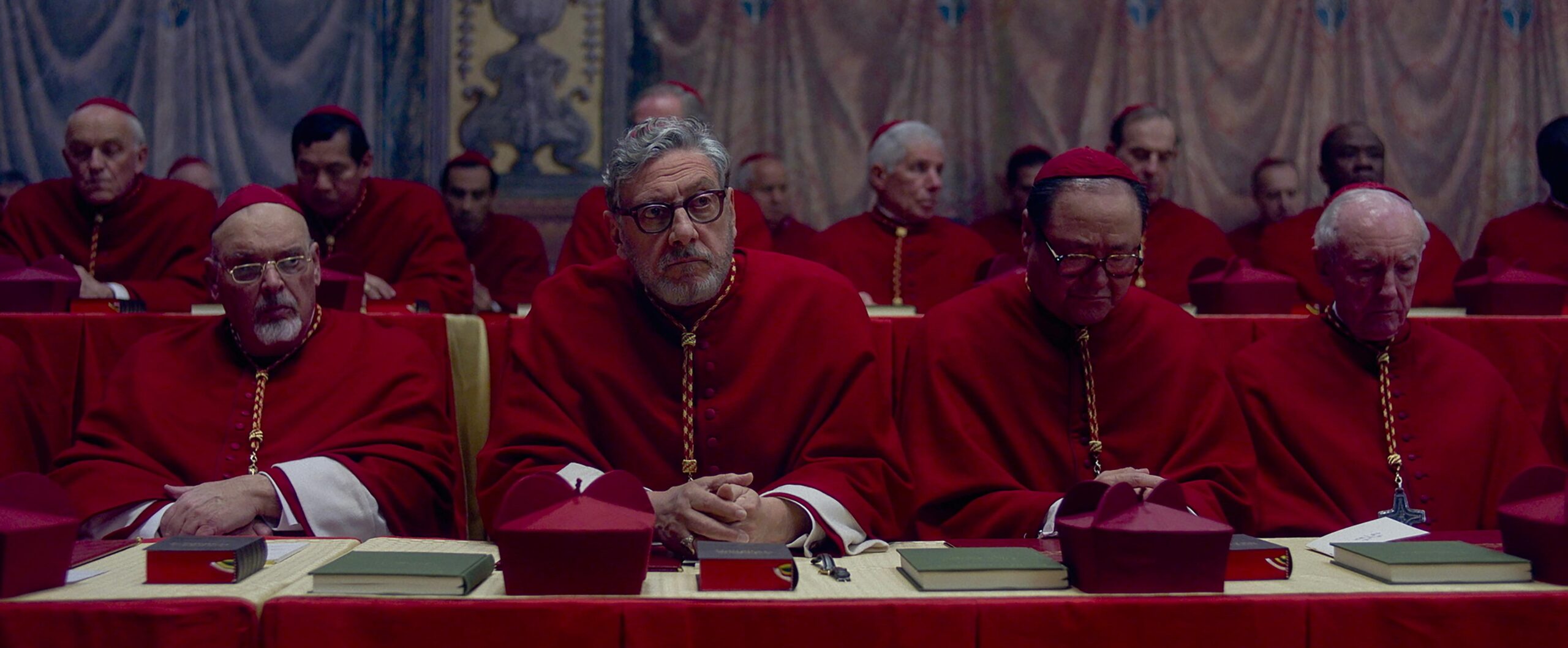 Cardeais católicos teriam assistido ao filme Conclave antes da votação para escolher novo papa