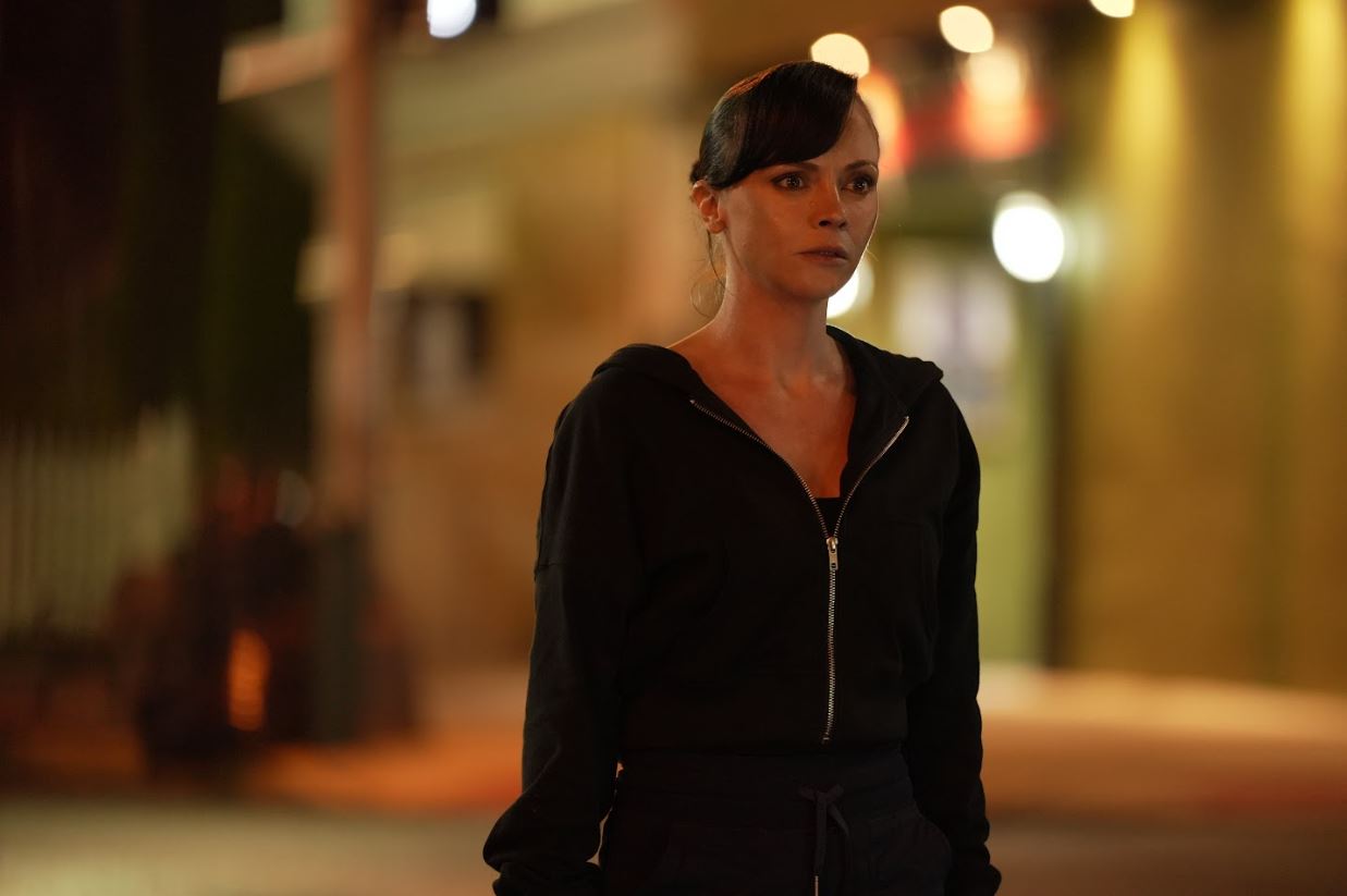 Christina Ricci demonstra toda sua versatilidade na comédia e na ação no empolgante Família à Prova de Balas