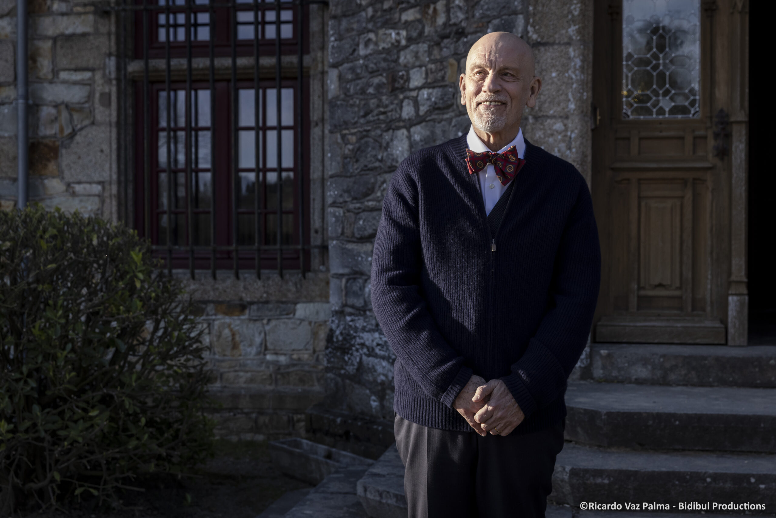 ‘Sr. Blake Ao Seu Dispor’, comédia francesa com John Malkovich chega em setembro aos cinemas