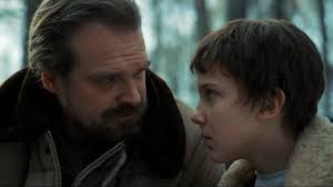 Millie Bobby Brown fala sobre trabalhar com David Harbour nas cenas da 5ª temporada de Stranger Things